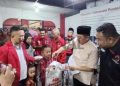 Bupati Garut Abdusy Syakur Amin Bersama Ketua PDI Perjuangan Yudha Puja Turnawan (kanan) sedang memberikan bingkisan kepada anak yatim.