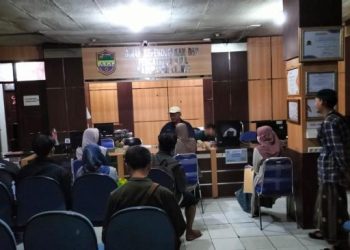 Foto : Suasana Pelayanan Disdukcapil Ciamis di Malam Hari Libur Lebaran Kamis (03/04/2025)