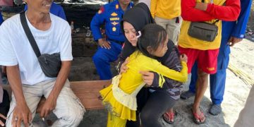 Sat Polairud Berhasil Mempertemukan Seorang Anak Perempuan yang terpisah dari Orangtuanya di Pantai Karang Hawu Saat Libur Lebaran 2025