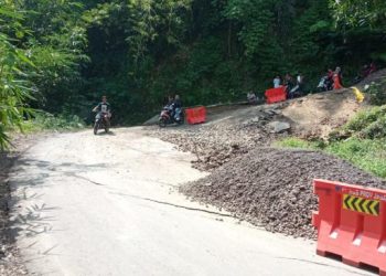 Foto : Persiapan Perbaikan Jalan Amblas Cimaragas - Cidolog Jalur Ditutup Sementara