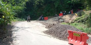 Foto : Persiapan Perbaikan Jalan Amblas Cimaragas - Cidolog Jalur Ditutup Sementara