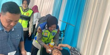 Lansia Yang Terjatuh di Rest Area 130A Tol Cipali Dievakuasi Polwan