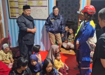 Foto : Bupati Ciamis Herdiat Sunarya saat tinjau bencana longsor Panawangan. Senin Dinihari hari (07/04/2025)