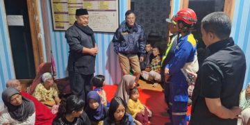 Foto : Bupati Ciamis Herdiat Sunarya saat tinjau bencana longsor Panawangan. Senin Dinihari hari (07/04/2025)