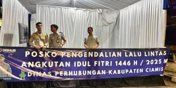 Foto : Dishub Ciamis memulai pembongkaran posko bantuan mudik Senin 07/04/2025)