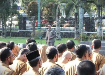 Foto : Bupati Ciamis Herdiat Sunarya Pimpinan Apel Gabungan Pejabat SKPD Selasa 08/04/2025)