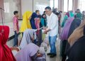 Foto : Bupati Ciamis Herdiat Sunarya saat membagikan bantuan dalam launcing program Nyaah KA Indung