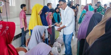 Foto : Bupati Ciamis Herdiat Sunarya saat membagikan bantuan dalam launcing program Nyaah KA Indung