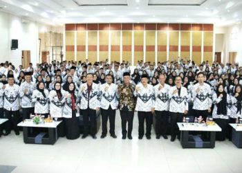 Foto : Bupati Ciamis Herdiat Sunarya berfoto bersama jajaran kepengurusan PGRI Ciamis dan anggota usai acara Halalbihalal di Aula Stikes Muhammadiyah Ciamis. Sabtu (12/04/2025)