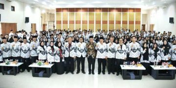 Foto : Bupati Ciamis Herdiat Sunarya berfoto bersama jajaran kepengurusan PGRI Ciamis dan anggota usai acara Halalbihalal di Aula Stikes Muhammadiyah Ciamis. Sabtu (12/04/2025)