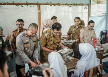 Foto : Bupati Ciamis Herdiat Sunarya Tinjau Penyaluran MBG di SMAN 1 Ciamis. Senin (14/04/2025)