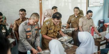Foto : Bupati Ciamis Herdiat Sunarya Tinjau Penyaluran MBG di SMAN 1 Ciamis. Senin (14/04/2025)
