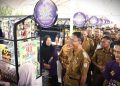 Foto : Bupati Ciamis Herdiat Sunarya mengunjungi stand PKL di area Foodcourt Alun-alun Ciamis. Senin (14/04/2025)