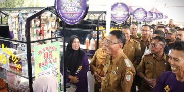 Foto : Bupati Ciamis Herdiat Sunarya mengunjungi stand PKL di area Foodcourt Alun-alun Ciamis. Senin (14/04/2025)