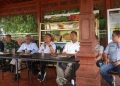 Foto : Ketua Komisi B DPRD Ciamis, Dr. Toto Marwoto, M.Pd, memberikan sambutan saat kunjungan kebun durian ABN, Cimaragas . Selasa (16/04/2025)