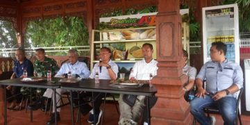 Foto : Ketua Komisi B DPRD Ciamis, Dr. Toto Marwoto, M.Pd, memberikan sambutan saat kunjungan kebun durian ABN, Cimaragas . Selasa (16/04/2025)