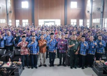 Foto : Bupati Ciamis Herdiat Sunarya Berfoto bersama di acara silaturahmi Akbar PPDI di aula Disdik. Kamis (17/04/2025)