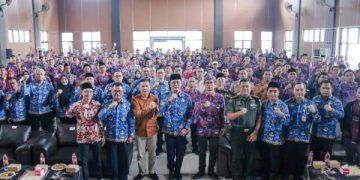 Foto : Bupati Ciamis Herdiat Sunarya Berfoto bersama di acara silaturahmi Akbar PPDI di aula Disdik. Kamis (17/04/2025)