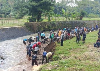 Aksi Bersama Warga dan Camat Ciamis Normalisasi Sungai Cipalih–Nagawiru Langkah Nyata Menuju Ketahanan Air dan Lingkungan