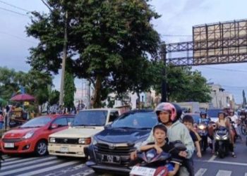 Foto : sejumlah kendaraan melintasi alun alun Ciamis Minggu (06/04/2015)