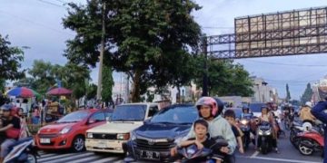 Foto : sejumlah kendaraan melintasi alun alun Ciamis Minggu (06/04/2015)