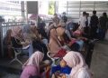 Foto : Sejumlah warga anti di depan loket pendaftaran Disdukcapil Ciamis, Selasa (08/04/2025)