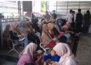 Foto : Sejumlah warga anti di depan loket pendaftaran Disdukcapil Ciamis, Selasa (08/04/2025)