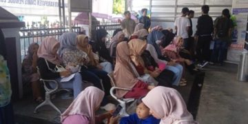 Foto : Sejumlah warga anti di depan loket pendaftaran Disdukcapil Ciamis, Selasa (08/04/2025)