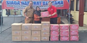 Foto : Kepala BPBD Ciamis Ani Supiyani Menerima Bantuan Secara Simbolis Untuk Korban Pergeseran Tanah Panawangan. Selasa (08/04/2025)
