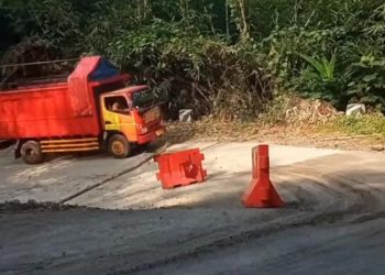Foto : Perbaikan Sementara tikungan arit penghubung jalan cimaragas-cidolog dilalui truk Rabu (10/04/2025)