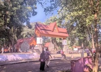 Foto : sejumlah wisatawan terlihat mengunjungi situs budaya Karangkamulyan saat libur lebaran