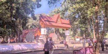 Foto : sejumlah wisatawan terlihat mengunjungi situs budaya Karangkamulyan saat libur lebaran