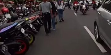 Foto : Sejumlah kendaraan roda dua terpakir di pusat kota alun alun Ciamis pada saat sore hari