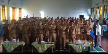 Foto : Sekda Ciamis Andang Firman Triyadi berfoto bersama usai membuka acara FGD Penanganan ATS di Aula Desa Imbanagara raya Ciamis . Senin 14/04/2025)