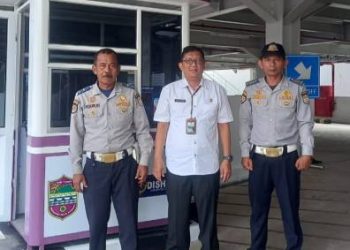 Foto : Kepala UPTD Parkir Dishub Ciamis, Desi Iswandi bersama petugas di pintu parkir elektronik Foodcourt alun alun