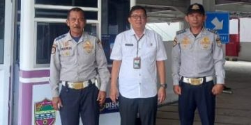 Foto : Kepala UPTD Parkir Dishub Ciamis, Desi Iswandi bersama petugas di pintu parkir elektronik Foodcourt alun alun