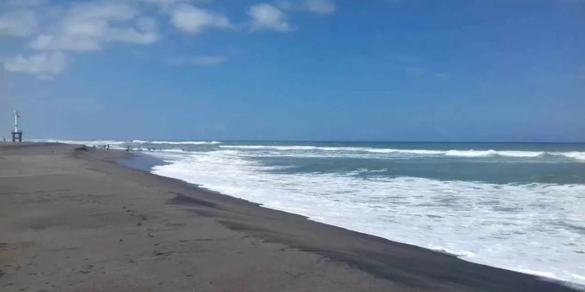 Cuaca Ekstrim, Disparbud Cianjur Larang Wisatawan Berenang di Pantai Selatan