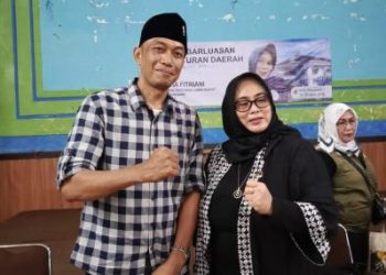Kepala Desa Mekarrahayu Kecamatan Margaasih, H. Iip Saripulloh dan Anggota DPRD Provinsi Jawa Barat Hj. Tia Fitriani.
