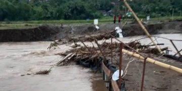 Jembatan Alternatif Sementara Penghubung Loji-Cidadap Ambruk Luluh Lantak Pasca Diterjang Luapan Arus Sungai