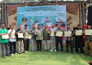 Memperingati Hari Bumi dan program 100 hari kerja Bulati-Wakil Bupati Bandung Pemda Bandung menanam 100 jenis pohon.