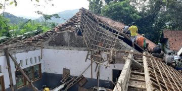 Dua Atap Ruang Kelas MTs Al Mannar Sagara Cibalong Ambruk, Sudah Lapuk?