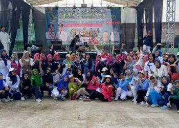 Camat Margahayu Kabupaten Bandung, Hj. Tati Suharyati, SH.,M.Si di tengah warganya seusai mengikuti senam di acara Pesta Rakyat Milangkala ke 384 Kabupaten Bandung.