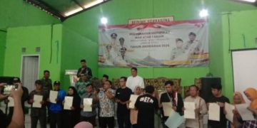 Ratusan Sertipikat Program PTSL Gratis Diserahkan Kakan ATR/BPN Kabupaten Bandung Kepada Warga 4 Desa di Kecamatan Ciparay