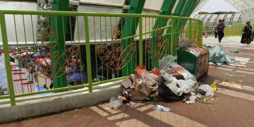 Onggokan Sampah di JPO Al-Fathu Buat Tak Nyaman Pemandangan