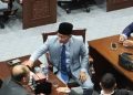 Anggota DPRD Kabupaten Bandung Riki Ganesa (tengah).