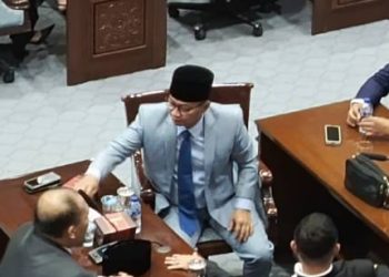 Anggota DPRD Kabupaten Bandung Riki Ganesa (tengah).