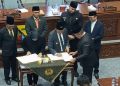 Penandatanganan hasil laporan Pansus DPRD pada Rapat Paripurna DPRD Kabupaten Bandung, Senin (28/4/2025).