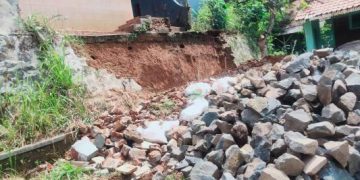 Miris, Benteng Halaman SDN 1 dan 2 Handapherang Ciamis Roboh, Alumni Bergerak Galang Dana Perbaikan