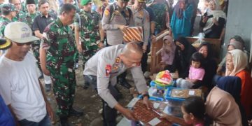 Kapolda Jabar dan Pangdam III/Siliwangi Kunjungi Keluarga Korban Ledakan di Cibalong Garut