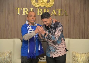 Kapolda Jabar, Irjen Pol. Rudi Setiawan, S.I.K., S.H., M.H. (sebelah kiri) Foto bersama Ketua Viking Tobias Ginanjar (sebelah kanan)